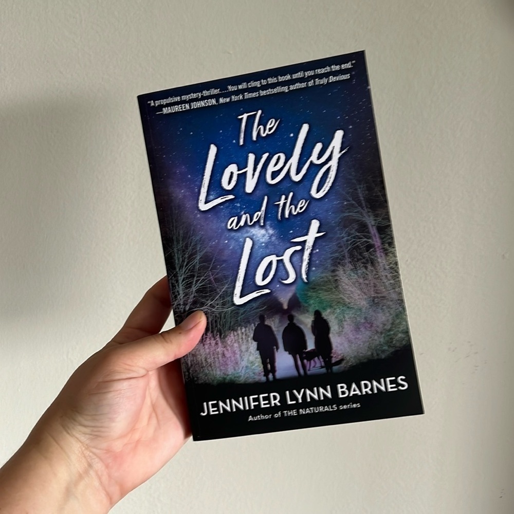 The lovely and the lost paperback book by Jennifer Lynn Barnes